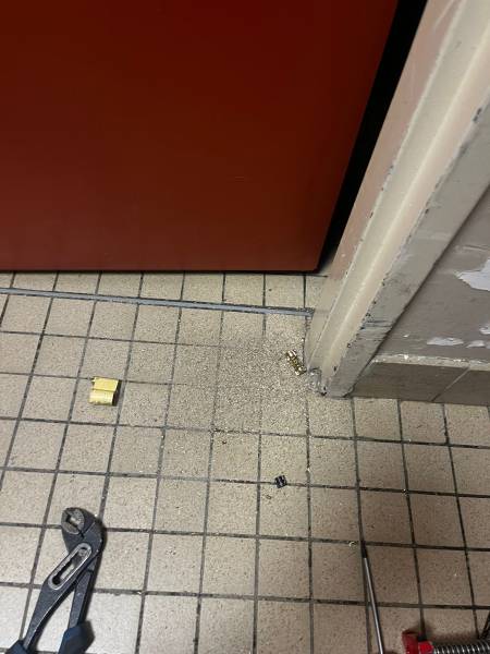 Débris de perçage au sol - Intervention propre et soignée AMNES cafétéria Relais H Toulouse