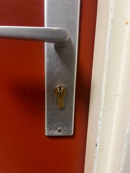 Nouveau cylindre installé - Porte réparée fonctionnelle cafétéria Relais H Toulouse AMNES