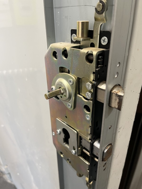 Changement d'une serrure de porte d'entrée en 5 points dans une société d’informatique à Toulouse Zone Thibault.