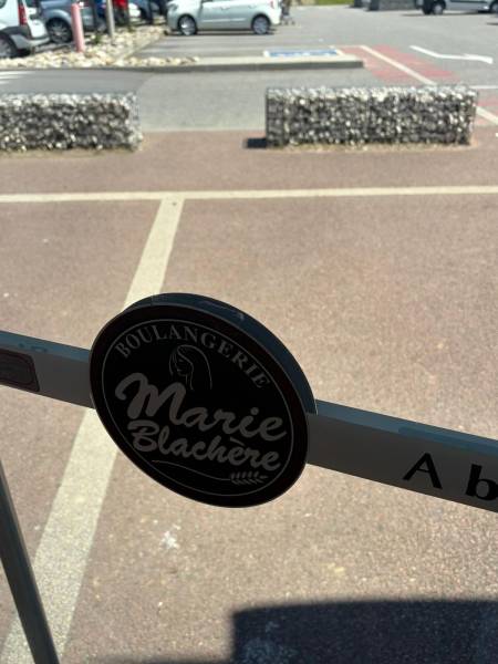 Logo Marie Blachère sur la barre de porte, Carbonne 31