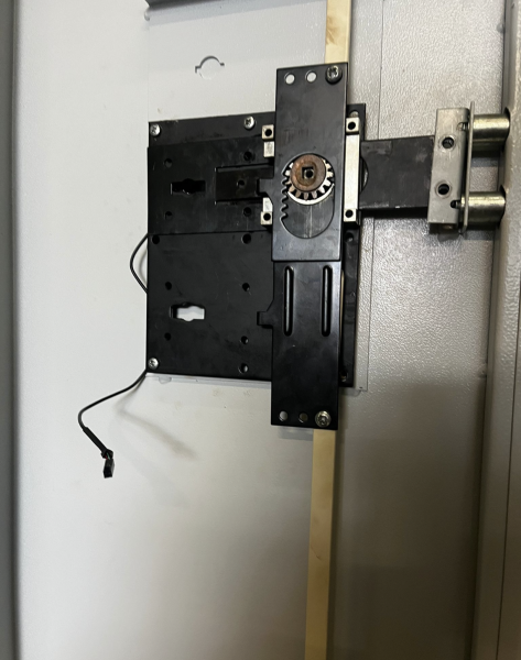 Mécanisme de coffre-fort Hartmann hors service à Labège, roue dentée usée visible