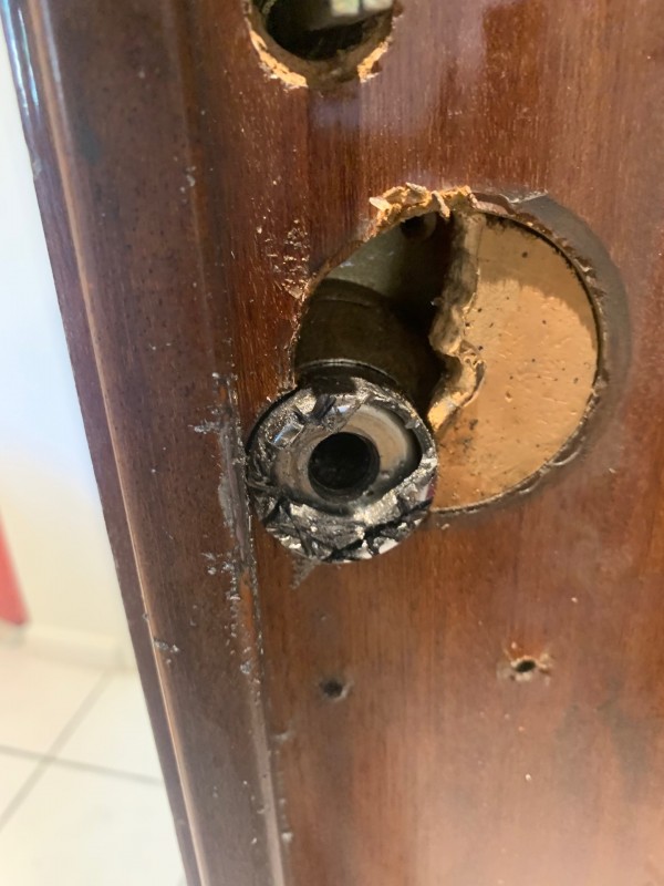 ouverture de serrure en urgence par un serrurier suite à un porte cassée à Muret proche de Toulouse