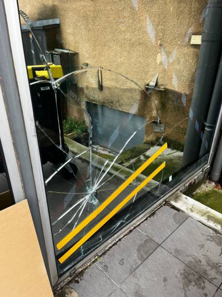 Baie vitrée Basic Fit Toulouse vandalisée suite tentative cambriolage - Vitrage feuilleté 44.2 maintenu par le film de sécurité