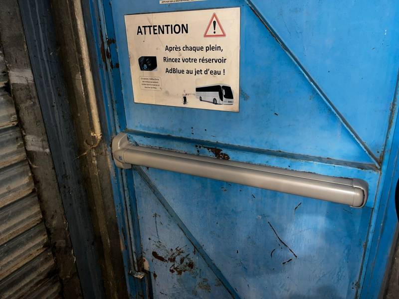 Détail de fixation de barre anti-panique à Toulouse – Amnes Serrurier.