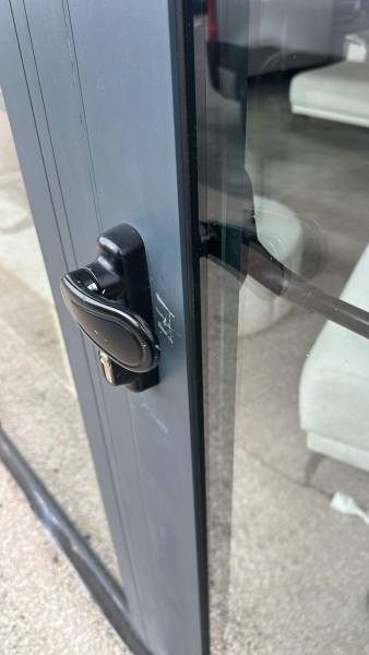 Serrure forcée et rayures sur châssis aluminium – Bellona Portet-sur-Garonne