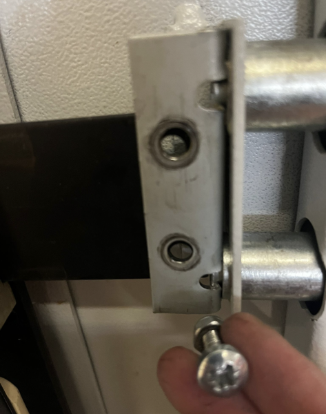 Détail de la roue dentée en cuivre endommagée avant remplacement