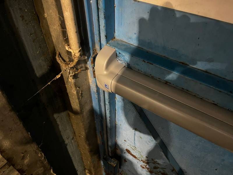 Installation de barre anti-panique sur porte acier à Toulouse – Amnes Serrurier.