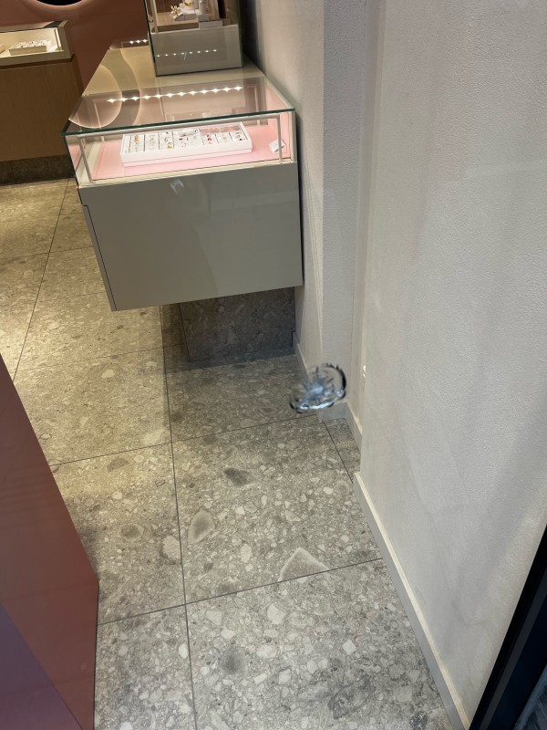 Intervention rapide à toulouse suite à une fissure sur une vitrine de commerce au centre de Toulouse