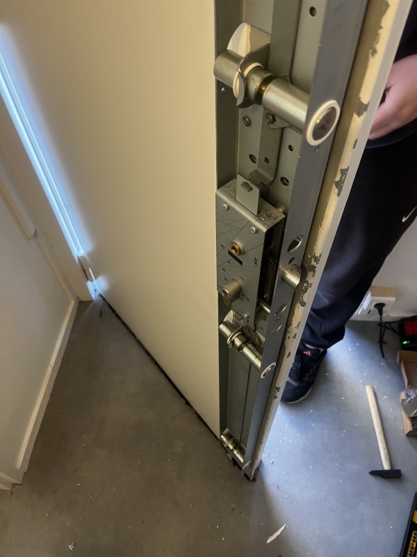 Pose d’une serrure de sécurité  carénée 5 points de fermeture  au collège Vauquelin dans un des appartements de la direction  à Toulouse 31100