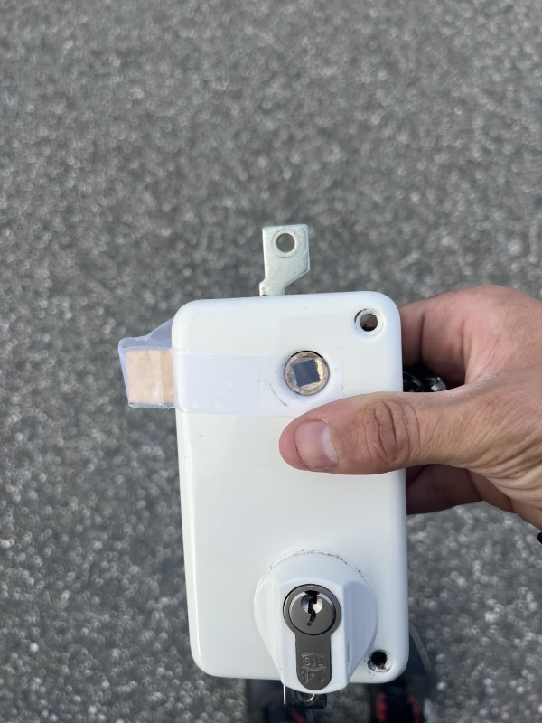 Zoom sur la nouvelle serrure blanche
