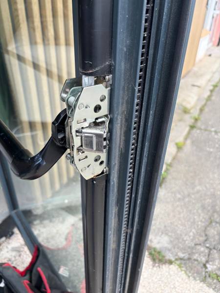 Platine multipoints mise à nu après effraction – Bellona Portet-sur-Garonne