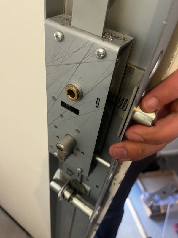 Pose d’une serrure de sécurité  carénée 5 points de fermeture  au collège Vauquelin dans un des appartements de la direction  à Toulouse 31100