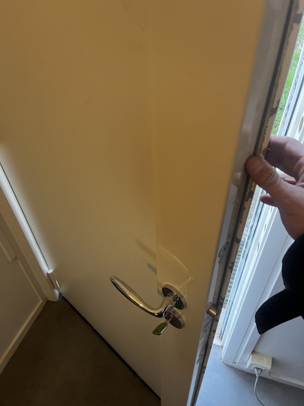 Pose d’une serrure de sécurité  carénée 5 points de fermeture  au collège Vauquelin dans un des appartements de la direction  à Toulouse 31100