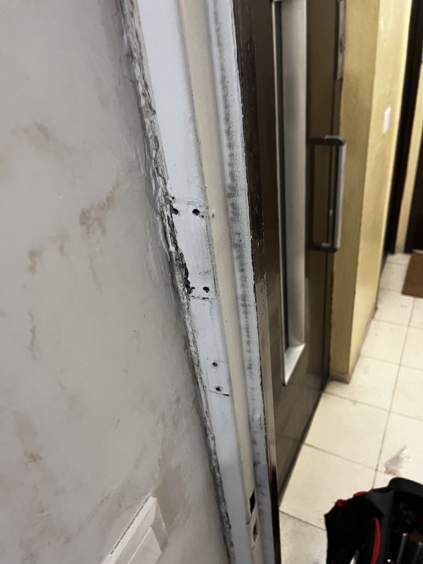 Porte endommagée suite à effraction dans le centre ville de TOULOUSE 31000