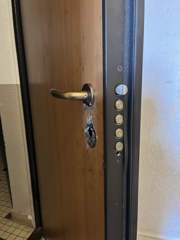 Porte blindée sécurisée avec nouveau barillet haute sécurité installé par AMNES à Toulouse