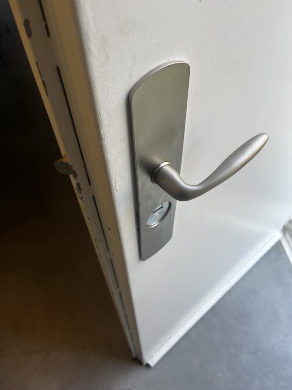 Pose d’une serrure de sécurité  carénée 5 points de fermeture  au collège Vauquelin dans un des appartements de la direction  à Toulouse 31100