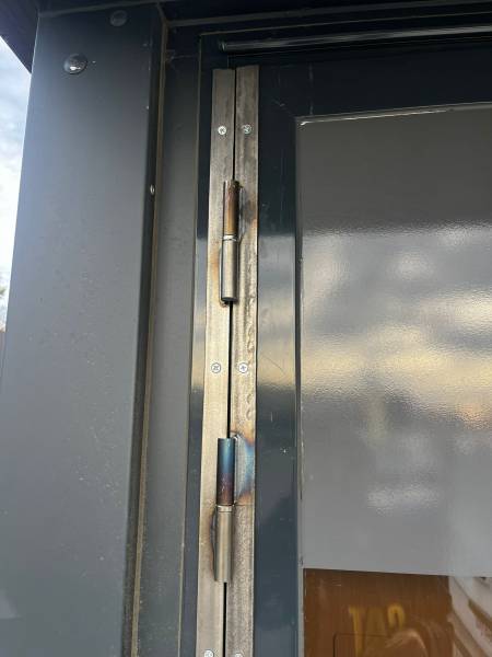 Dépannage porte lourde tombée établissement professionnel : pose système pivot renforcé et paumelles neuves serrurier à Muret au sud de Toulouse