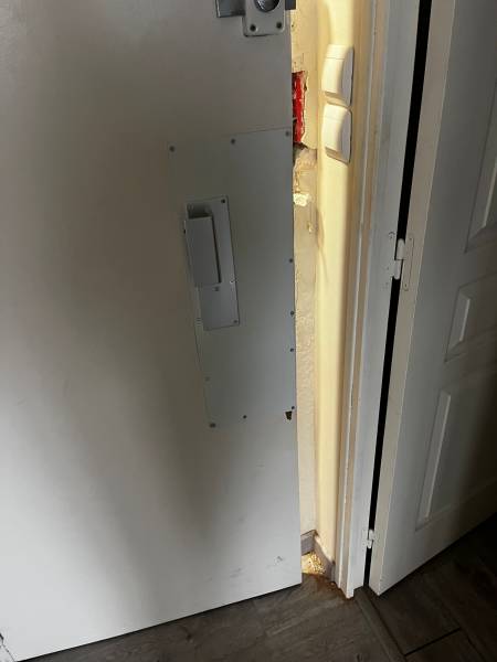 Pose du nouveau bâti de porte avec ajustements précis à Toulouse