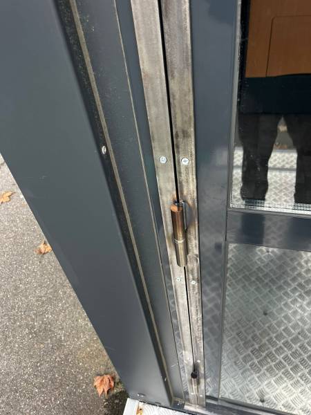 Dépannage porte lourde tombée établissement professionnel : pose système pivot renforcé et paumelles neuves serrurier à Muret au sud de Toulouse