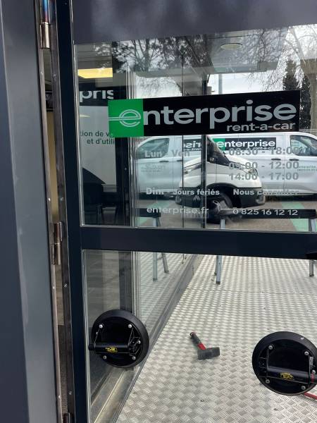 Dépannage porte lourde tombée établissement professionnel : pose système pivot renforcé et paumelles neuves serrurier à Muret au sud de Toulouse