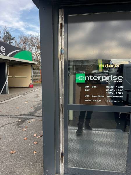 Dépannage porte lourde tombée établissement professionnel : pose système pivot renforcé et paumelles neuves serrurier à Muret au sud de Toulouse