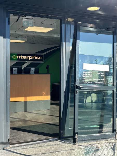 Dépannage porte lourde tombée établissement professionnel : pose système pivot renforcé et paumelles neuves serrurier à Muret au sud de Toulouse