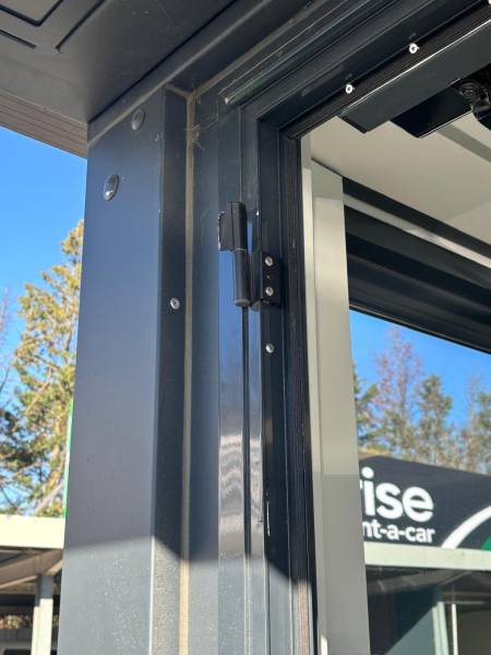 Dépannage porte lourde tombée établissement professionnel : pose système pivot renforcé et paumelles neuves serrurier à Muret au sud de Toulouse