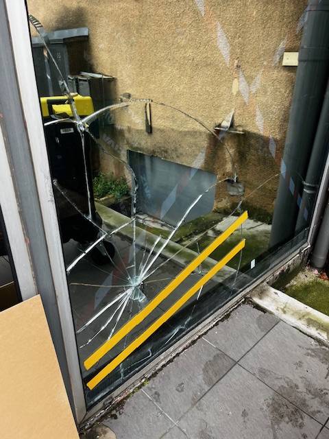 Remplacer une vitre cassée ou sécuriser une vitrine endommagée : service de dépannage vitrerie d'urgence 24/7 pour particuliers et professionnels à Toulouse.
