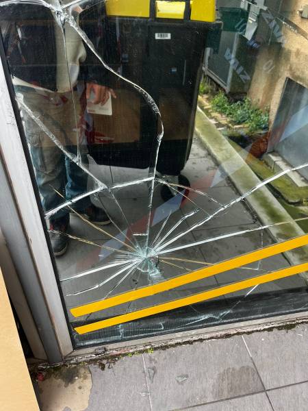 Impact sur double vitrage feuilleté 44.2/16/44.2 - Le film de sécurité retient les éclats - Intervention AMNES vitrier Toulouse