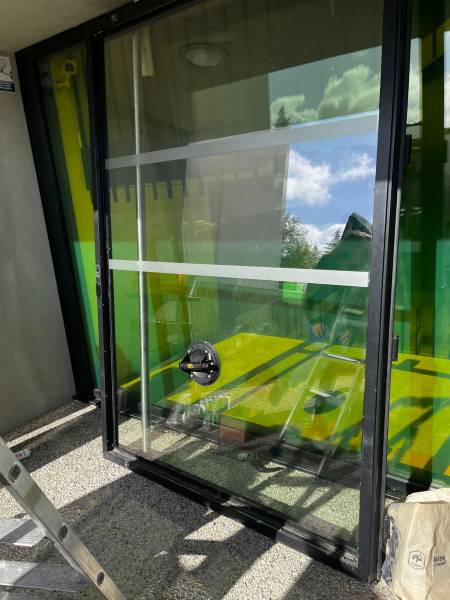 Ancienne porte fatiguée. Sécurité et isolation à refaire à Tournefeuille.