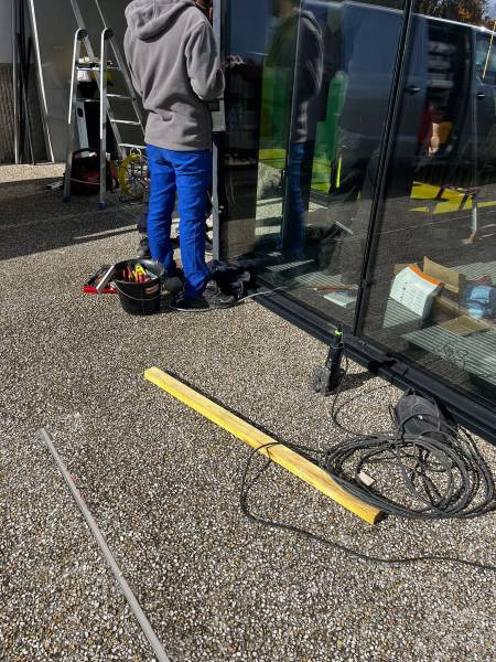 Pose de l'aluminium. Précision et propreté sur le chantier de Tournefeuille.