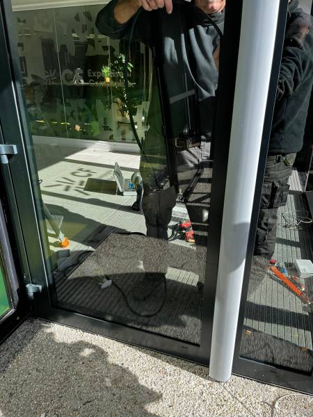 Porte aluminium neuve posée. Sécurité et durabilité garanties à Tournefeuille.