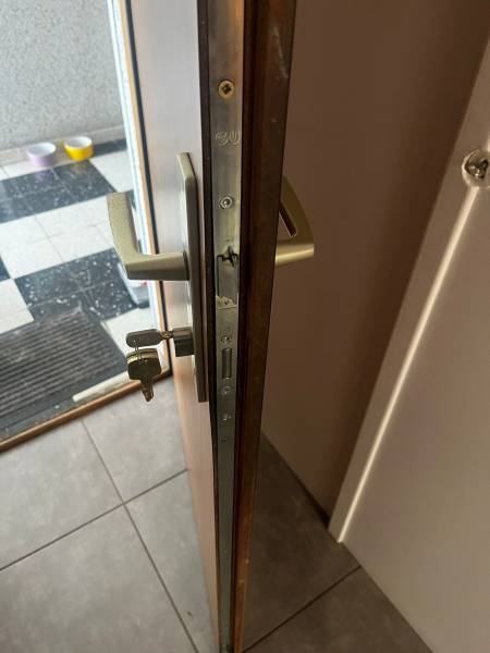 Serrure 3 points Bricard installée - Porte sécurisée avec système multipoints AMNES Toulouse