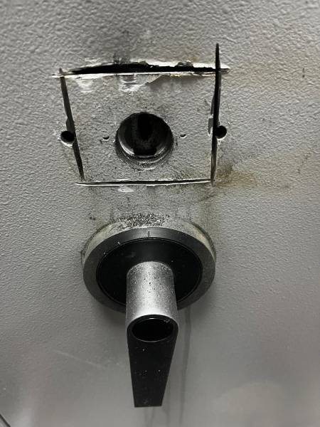 Détail du perçage précis du mécanisme de verrouillage - Intervention technique AMNES serrurier Toulouse