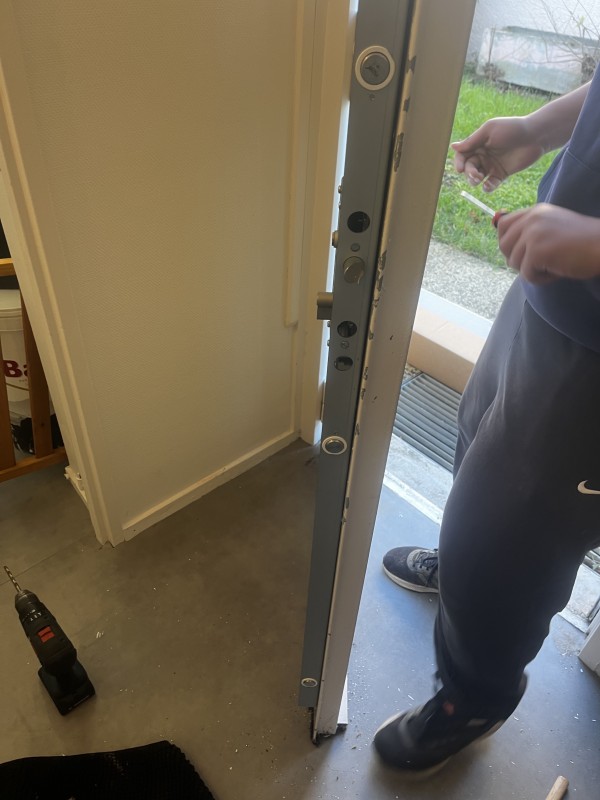 Pose d’une serrure de sécurité  carénée 5 points de fermeture  au collège Vauquelin dans un des appartements de la direction  à Toulouse 31100
