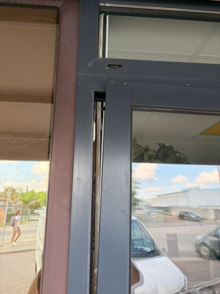 Châssis vitré endommagé côté montant, Blagnac 31