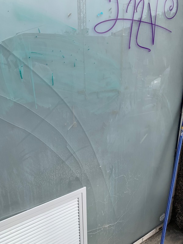 Remplacement d'une vitre cassée dans une société à LABEGE 31670 à cause des intempéries