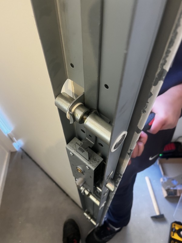 Pose d’une serrure de sécurité  carénée 5 points de fermeture  au collège Vauquelin dans un des appartements de la direction  à Toulouse 31100
