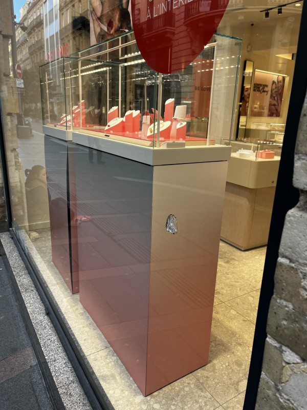 Changement d'une vitre dans une bijouterie de la marque PANDORA suite à un impact sur la vitrine à Toulouse